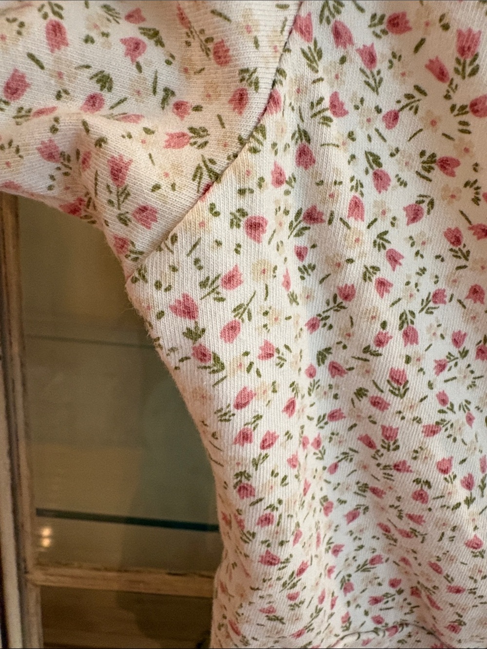 EUC Brandy Melville Floral Deep V Crop Top in Delicate Pink Floral - Picture 7 of 7